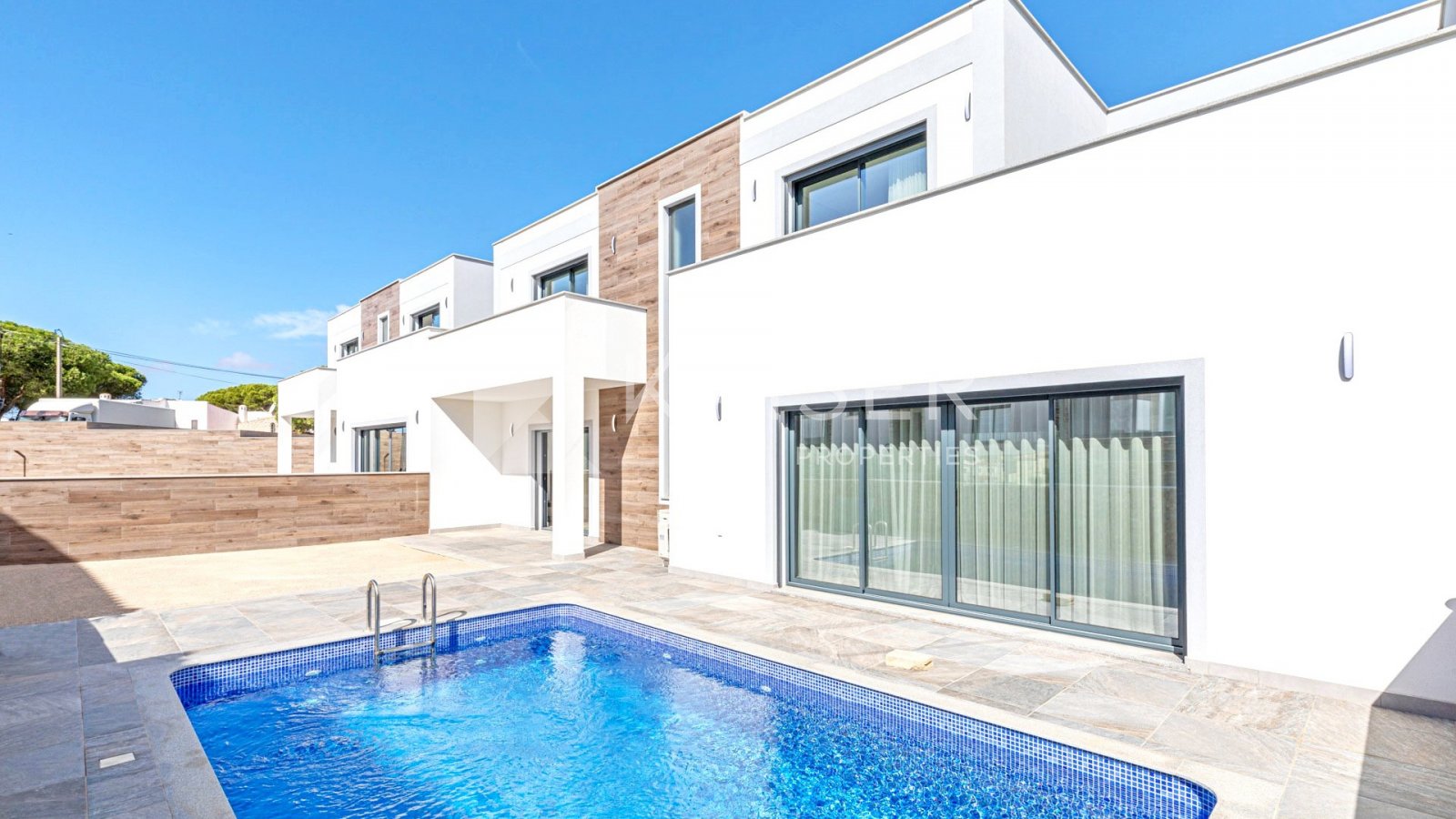 Albufeira: Virtuelle Tour | Video | Home StagingBrandneues Stadthaus mit moderner, hochwertiger Bauweise in einer ruhigen Wohngegend am Stadtrand von Albufeira,  