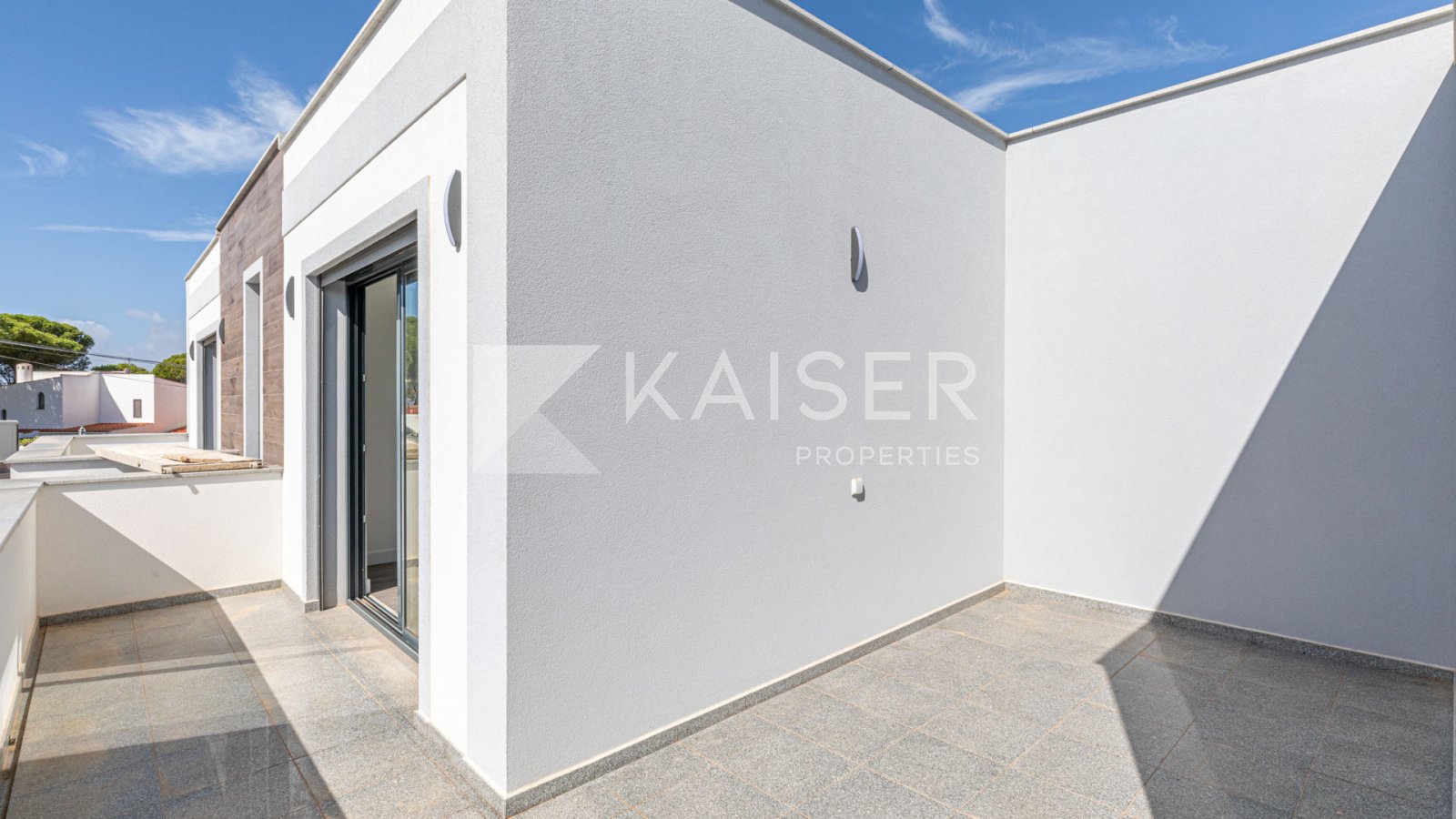 Virtuelle Tour | Video | Home StagingBrandneues Stadthaus mit moderner, hochwertiger Bauweise in einer ruhigen Wohngegend am Stadtrand von Albufeira, 