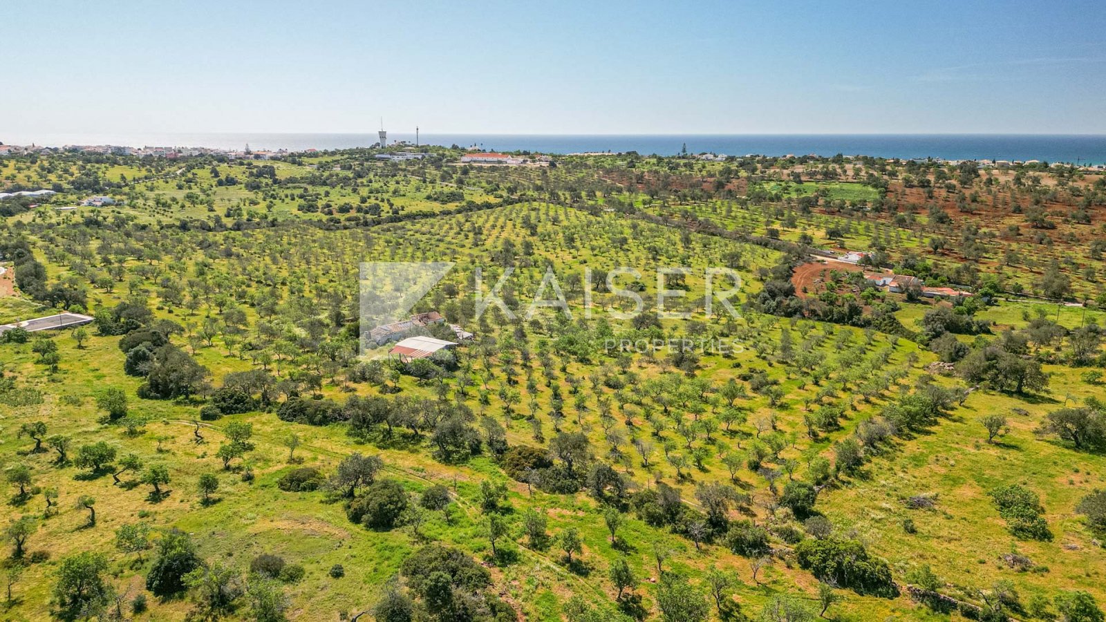 Albufeira: Dieses Grundstück befindet sich in einer ruhigen Gegend mitten im Grünen gelegen, aber ganz in der Nähe von Albufeira Altstadt. Umfasst verschiedene S 