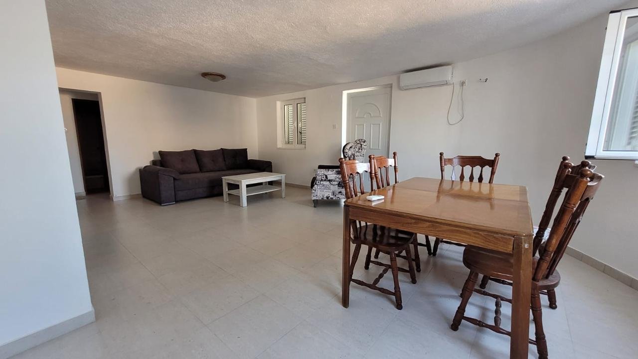 ‍

LOCATION

This house is located in Budva Municipality, 10km away from the city center. The sea and the beach are 2km away from the house. Tivat air