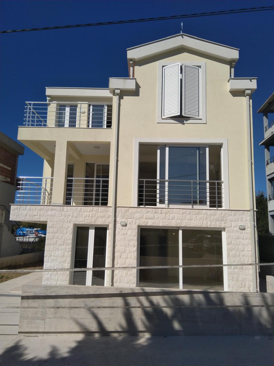 Herceg Novi: ‍

LOCATION
This apartment is located in Herceg Novi Municipality, 7,5km away from the city center. The sea and the beach are 100m away from the apart 
