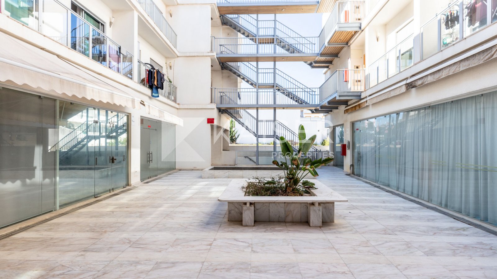 Gewerbeladen in einem Apartmentkomplex in bester Lage in Guia. Nahe gelegene Annehmlichkeiten wie Restaurants, Cafés, lokale Märkte und Wohngebiete sc