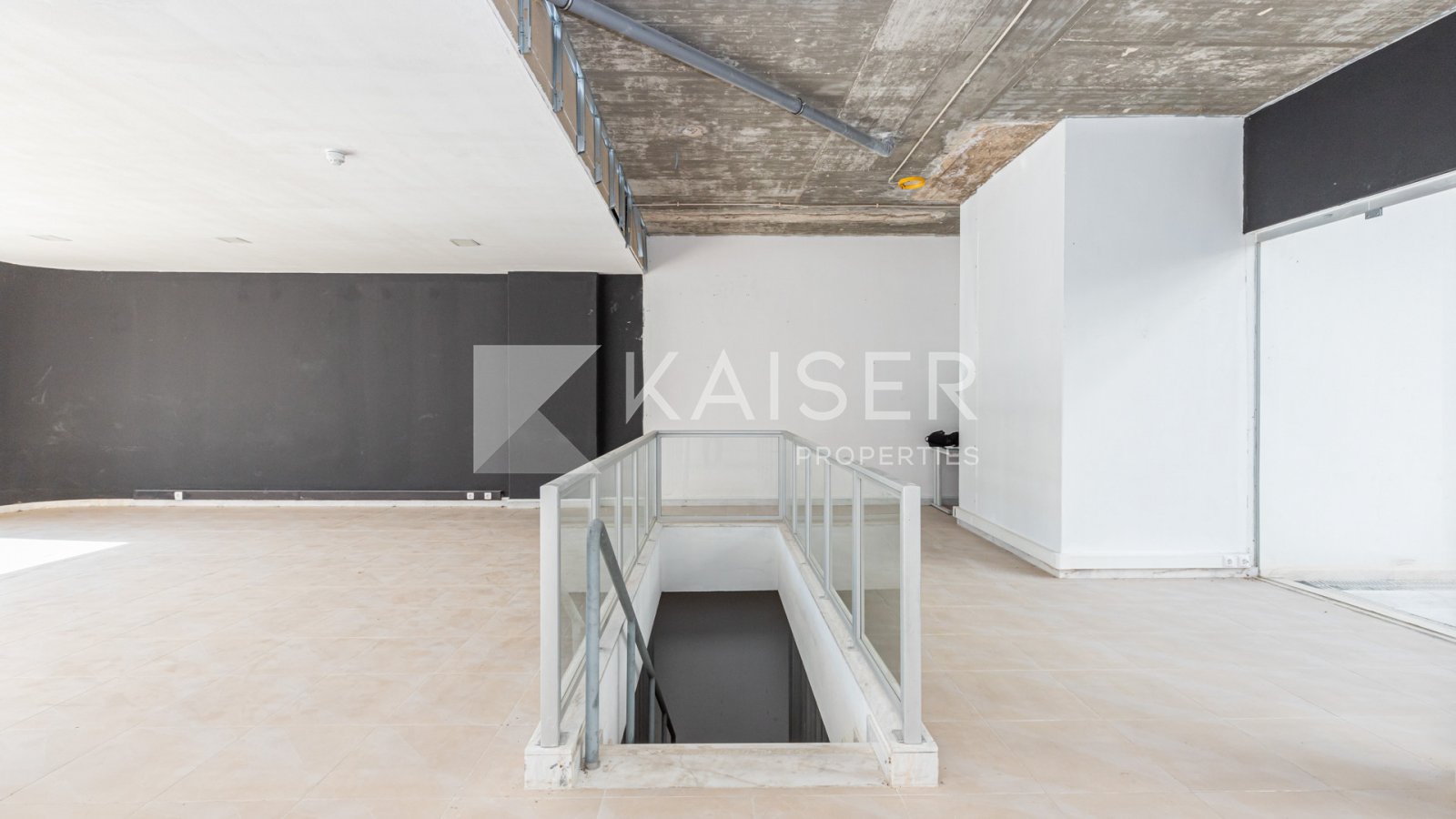 Gewerbeladen in einem Apartmentkomplex in bester Lage in Guia. Nahe gelegene Annehmlichkeiten wie Restaurants, Cafés, lokale Märkte und Wohngebiete sc