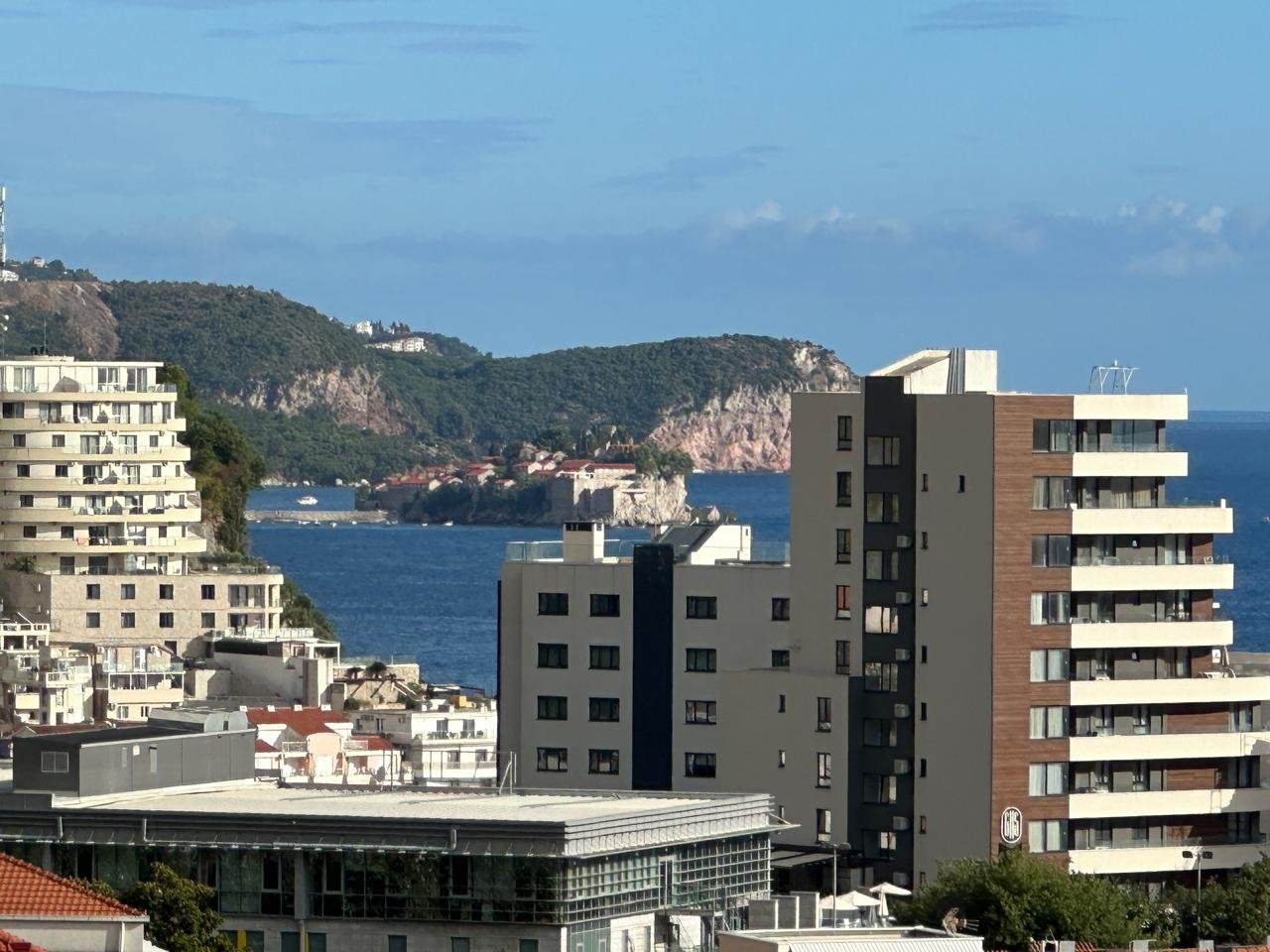 Budva: ‍

LOCATION

Situated in Bečići, just 3.5 km from the vibrant center of Budva, this apartment offers the perfect balance between peaceful coastal livi 