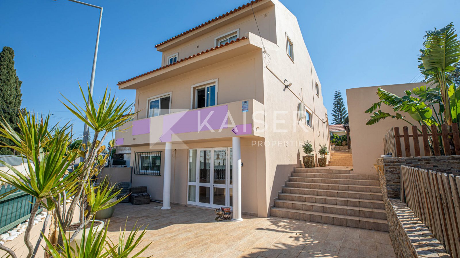 Albufeira: Diese gut gelegene Doppelhaushälfte mit 3 Schlafzimmern befindet sich am Ende einer ruhigen Sackgasse und bietet die perfekte Kombination aus Privatsp 