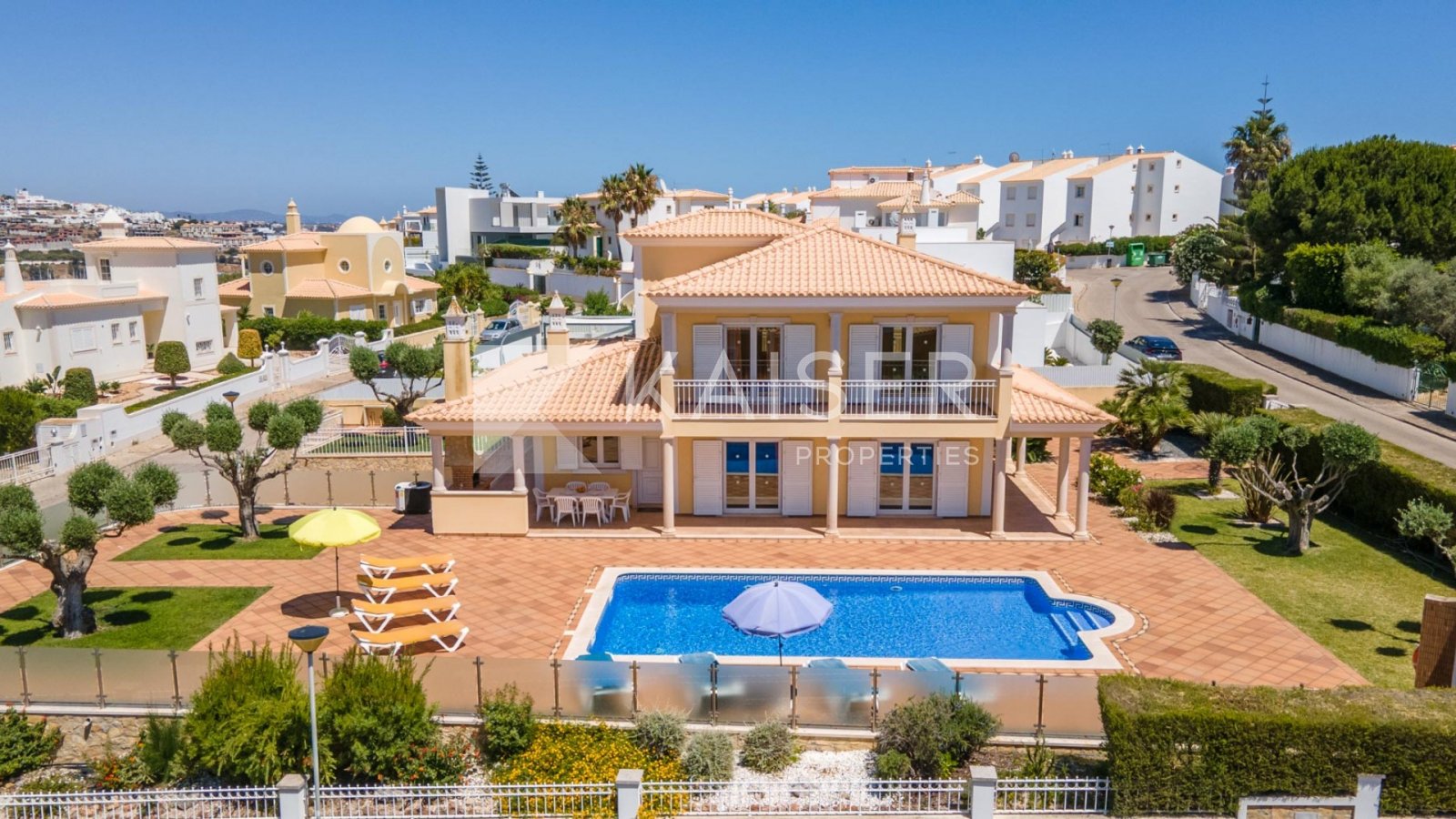 Home Staging
Helle Villa mit Pool und Garage in zentraler Lage, nicht weit vom Strand und Restaurants und nur eine kurze Fahrt von Albufeira und dem Y