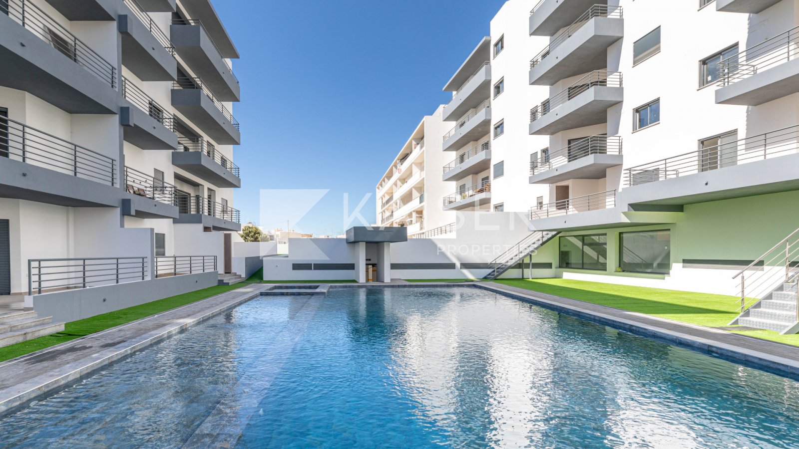 Quelfes: Modernes Apartment in einem ruhigen Wohnkomplex mit 4 Wohnblöcken und 5 Stockwerken, mit Pool, Tiefgarage, privatem Lagerraum und Dachterrasse mit Pan 