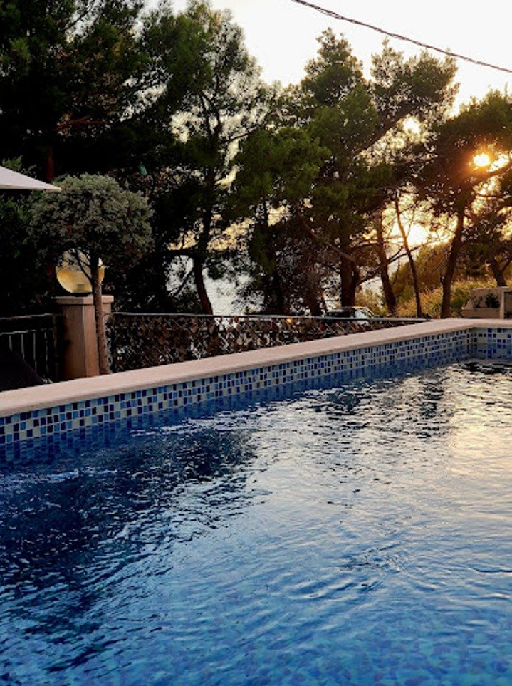 ‍

‍

LOCATION
This hotel is located in Bar, 2km away from the city center. The sea and the beach are 50m away from the hotel. Tivat airport is 54km a