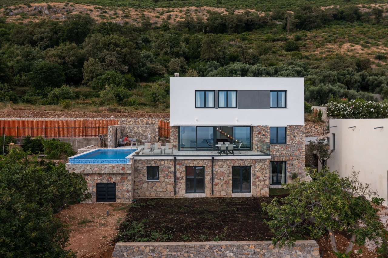 ‍

LOCATION 
‍This villa is located Budva Municipality, 14km away from the city center. The sea and the beach are 700m away from the villa. Tivat airp