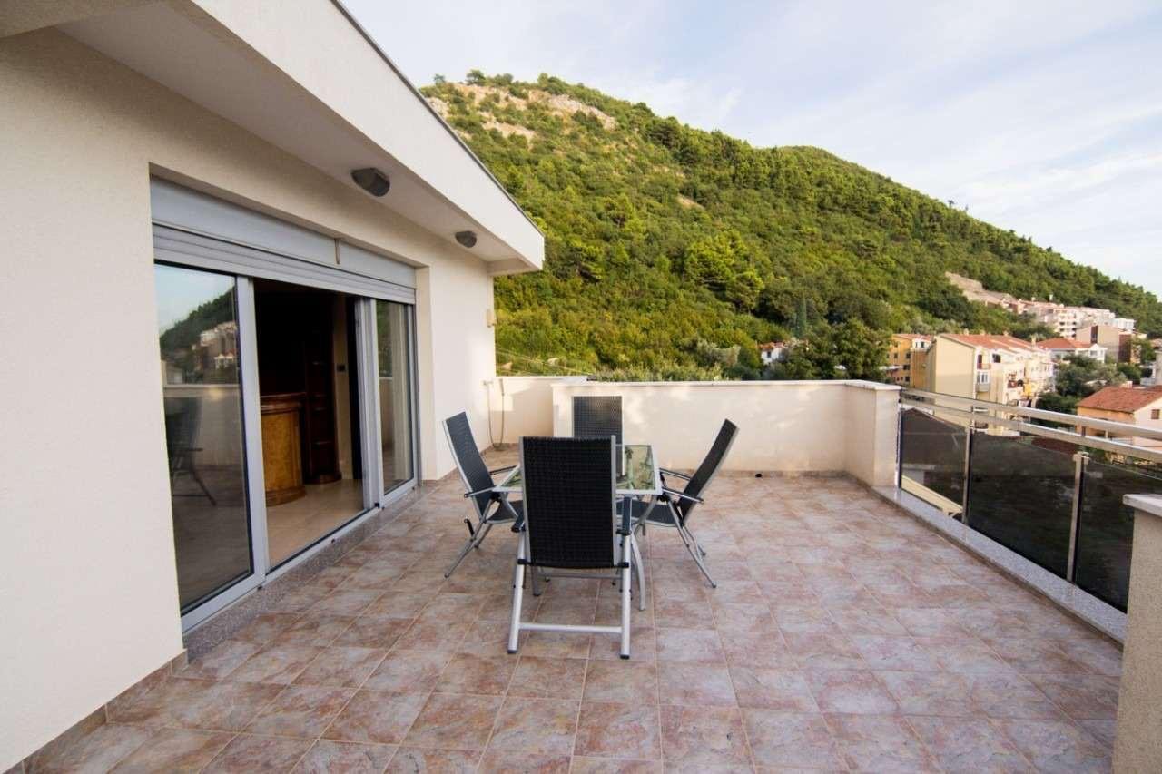 ‍

‍

LOCATION
This villa is located in Budva, 1,5km away from the center. The sea and the beach are 1,5km away from the villa. Tivat airport is 20km 