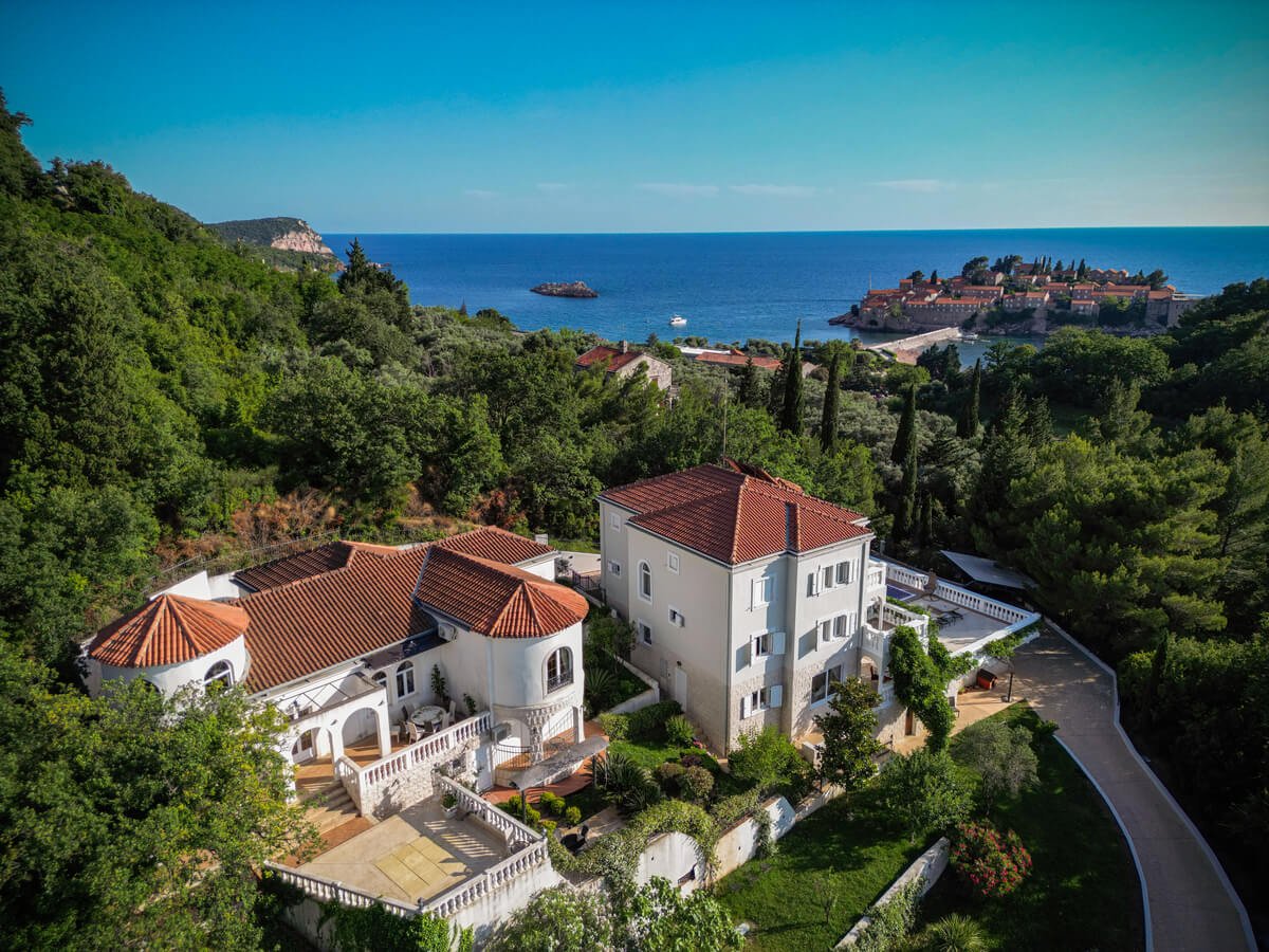 Sveti Stefan: On this majestic estate there are 2 villas on unparraled location in Miločer Park, in the immediate vicinity of Sveti Stefan - crucial landmark of Mon 
