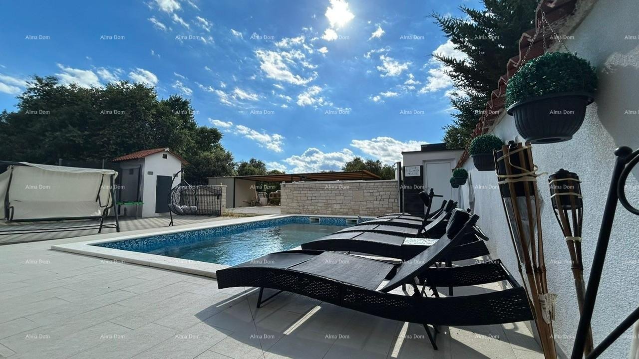 Pula: Haus Pula Veli vrh. Wir verkaufen ein Haus mit mehreren Apartments und einem Pool. 