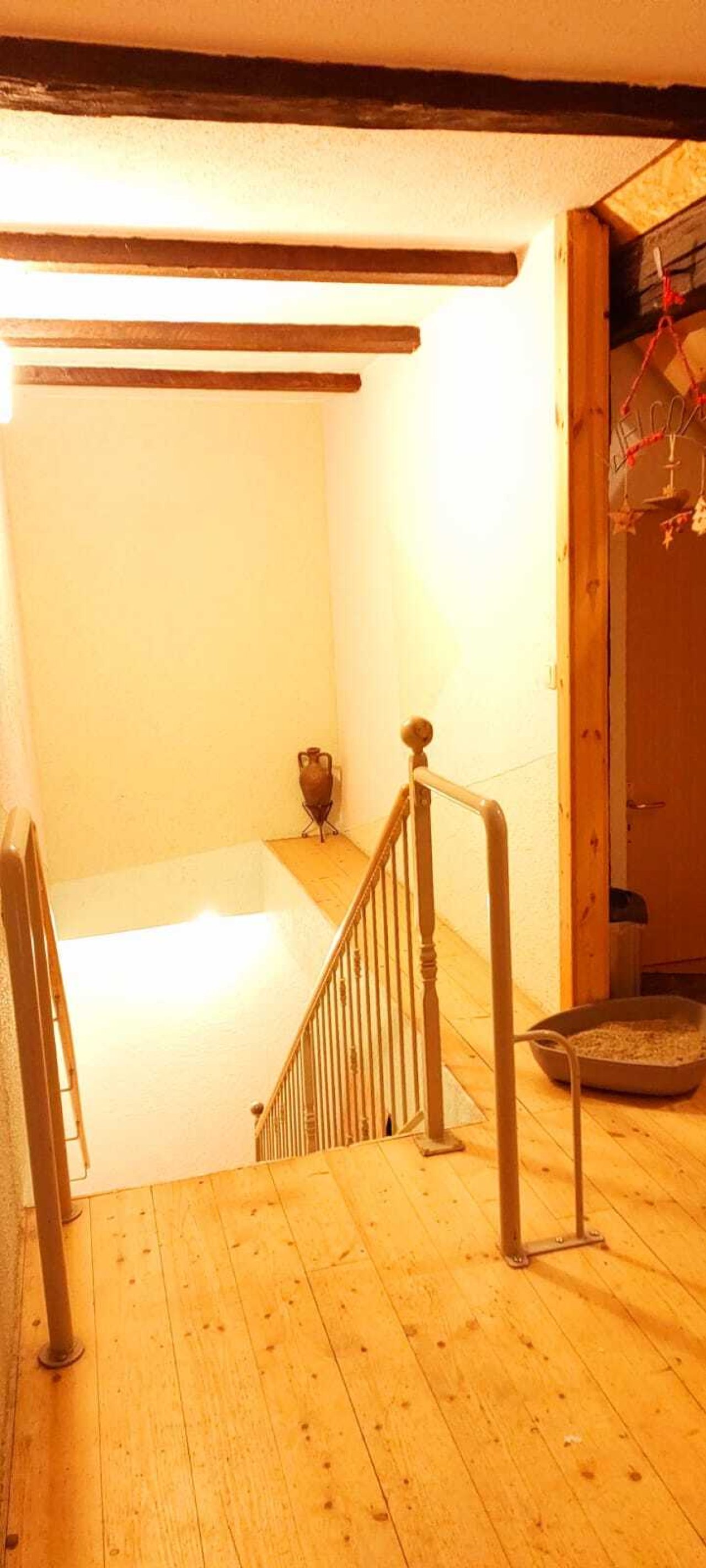 Treppenhaus zu der Wohnungen im Haupthaus