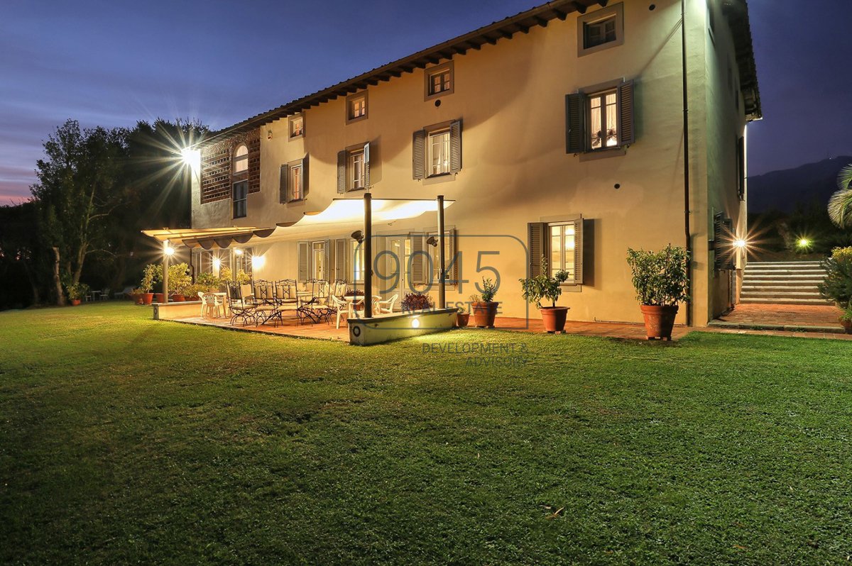 Herrliches Luxusanwesen mit Schwimmbad und Olivenhain auf den Hügeln von Lucca - Toskana
