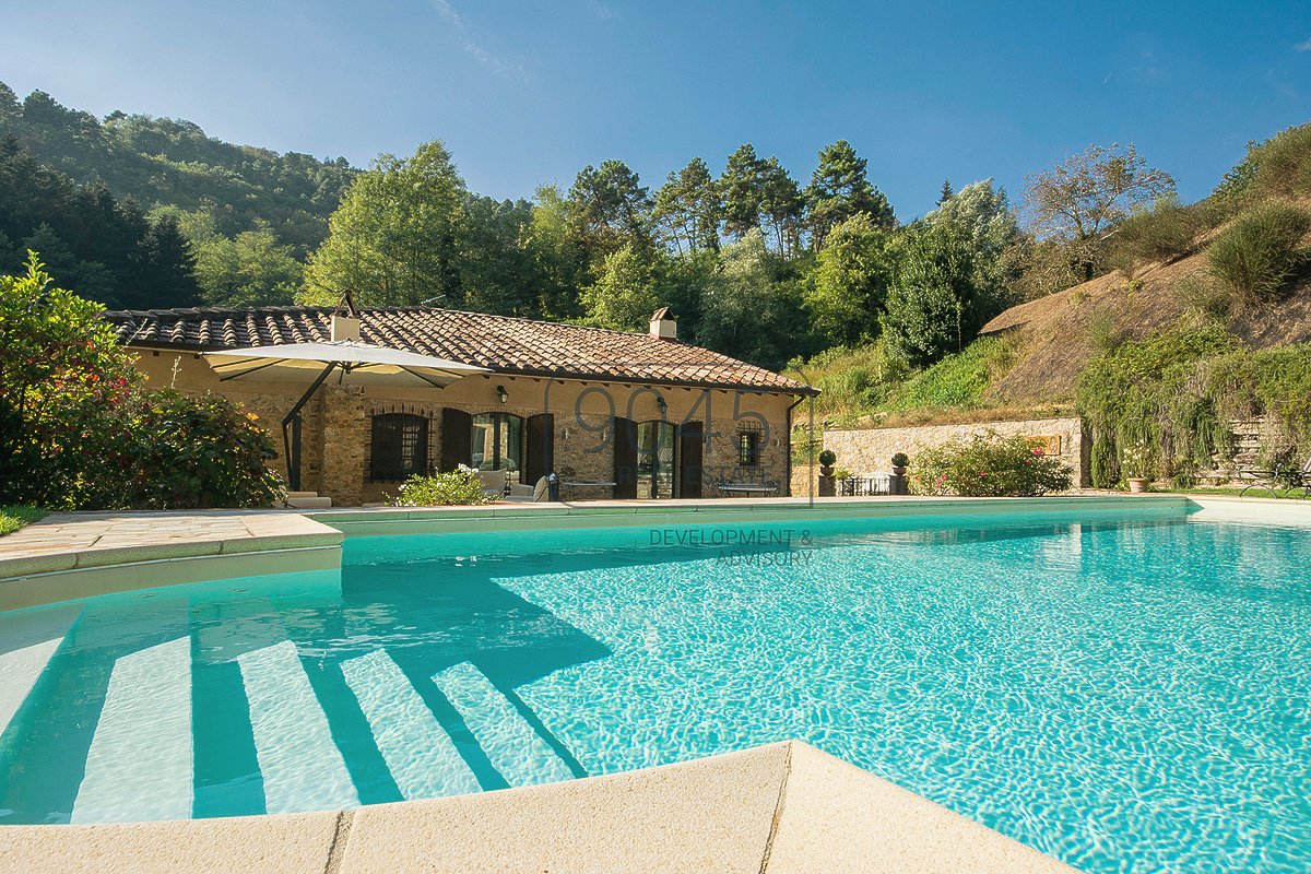Repräsentatives Bauernhaus mit Dependance und Schwimmbad auf den Hügeln von Camaiore - Toskana