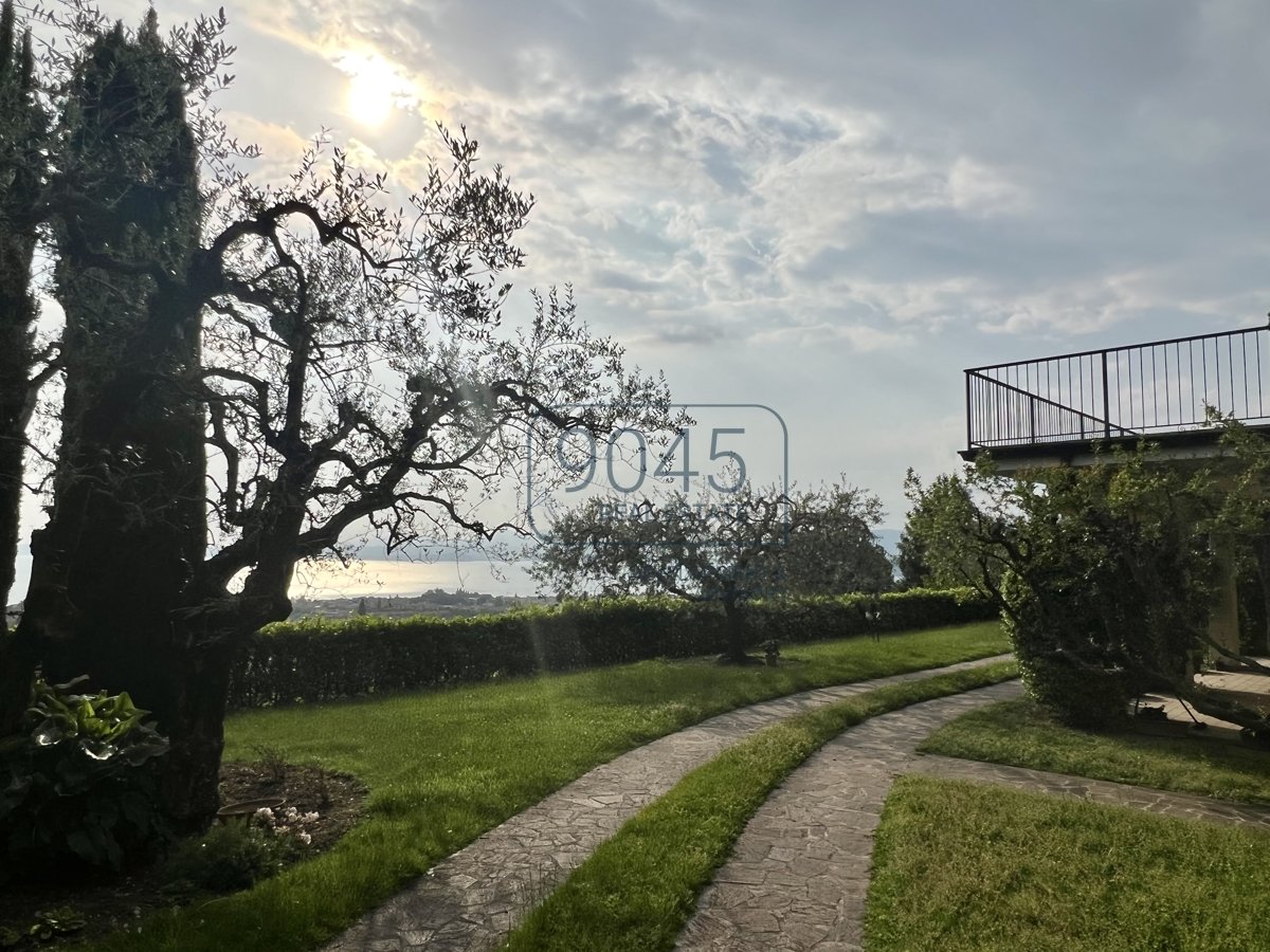 Villa mit Pool, großem Garten und Panoramablick in Bardolino - Gardasee