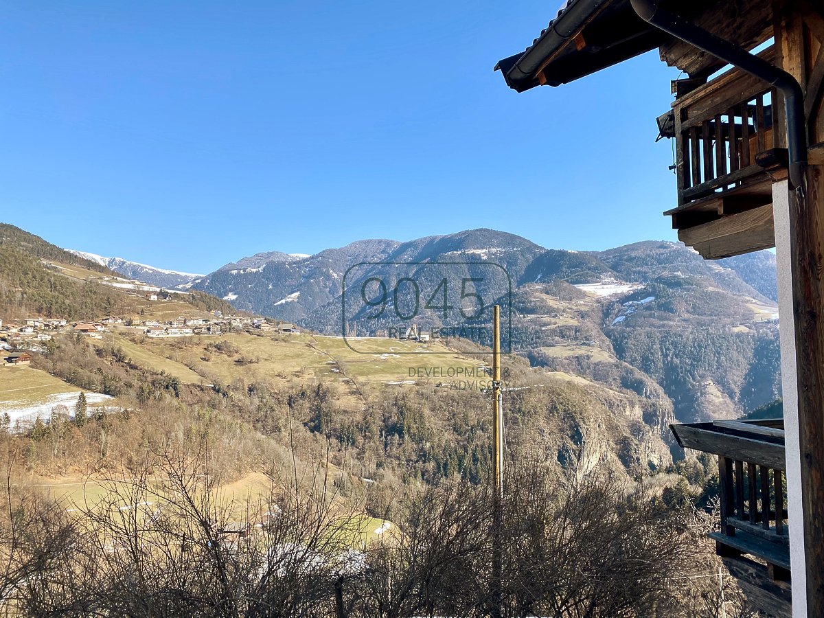 Geschlossener Hof mit Blick auf die Dolomiten in Afing/Jenesien - Südtirol