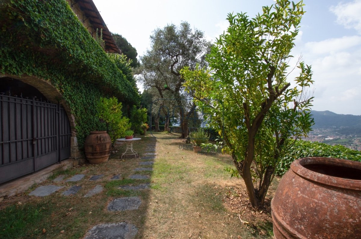 Bauernhaus aus dem 17. Jh. im typisch toskanischen Stil mit Meerblick in Camaiore - Toskana
