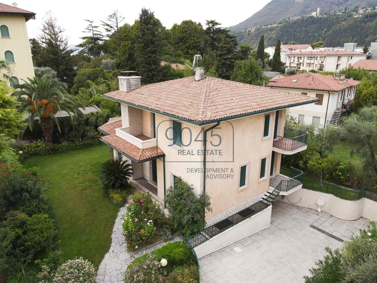 Elegante Villa in unmittelbarer Nähe zur Seepromenade von Maderno - Gardasee