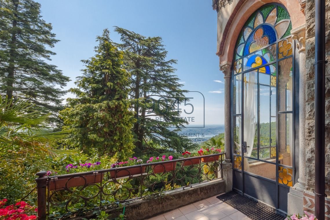 Wunderschöne Villa Liberty mit Seeblick in Varese - Lombardei