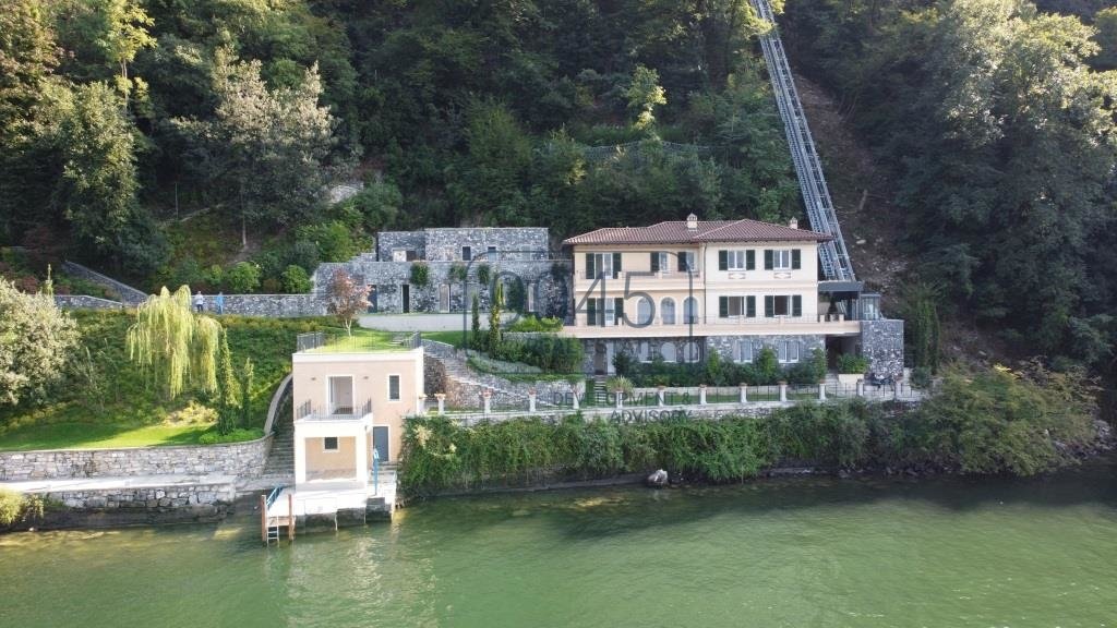 Neue Villa mit Seezugang und eigenem Bootssteg am Comer See