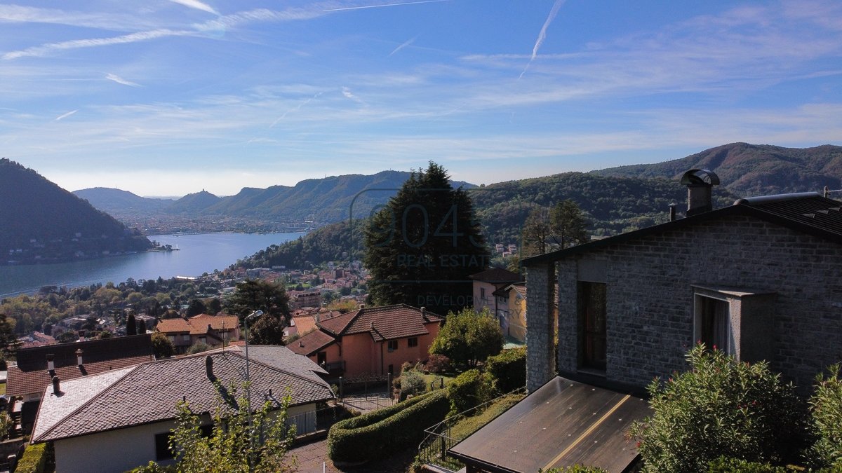 Moderne Steinvilla mit Blick auf den Comer See in Cernobbio - Lombardei