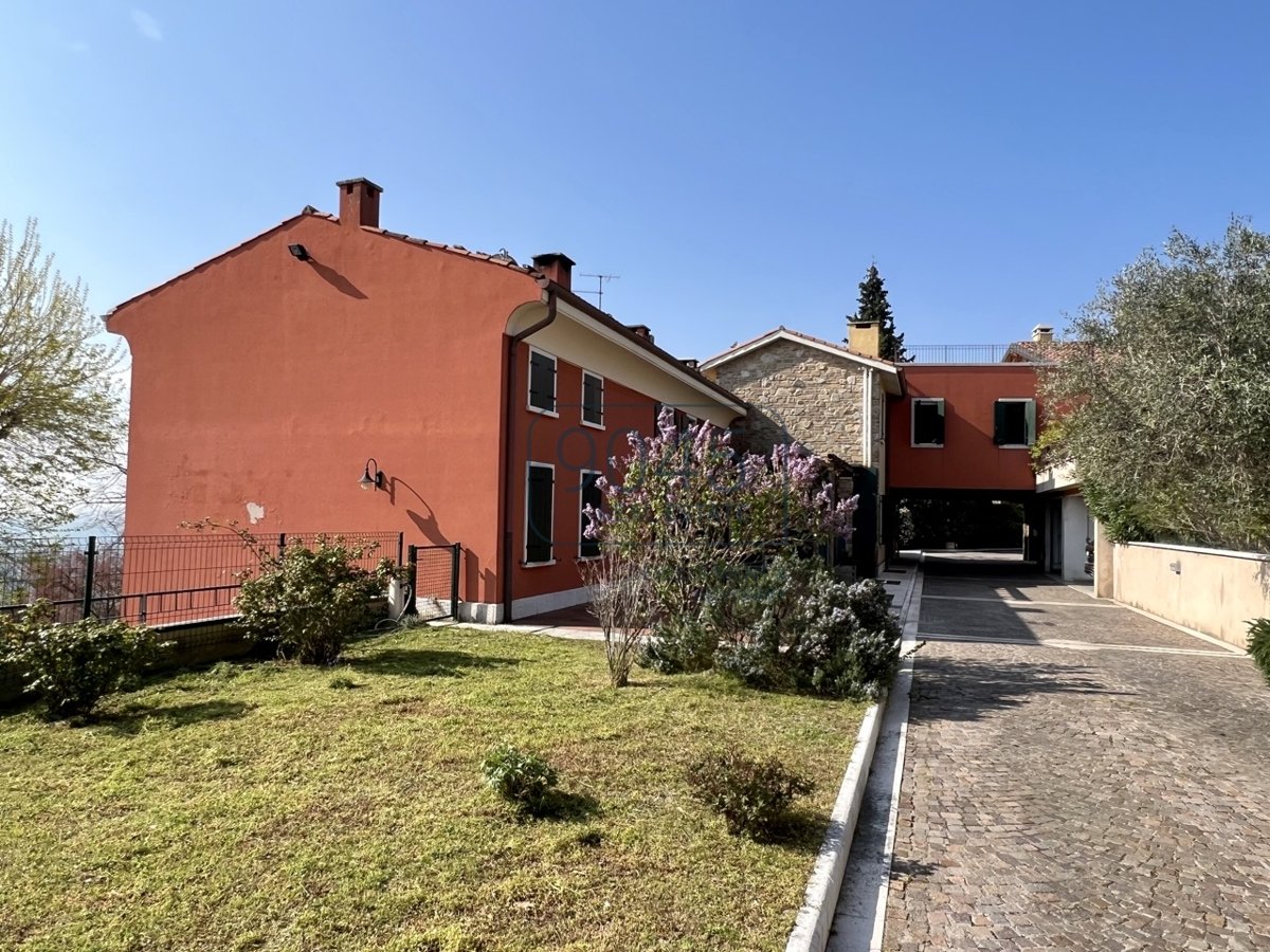 Wohnkomplex mit 5 WE auf den Hügeln der Valpolicella - Gardasee