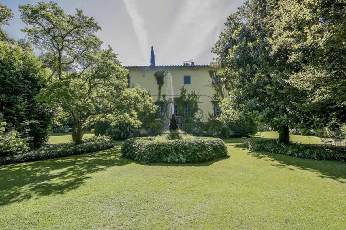 Historische Villa aus dem 17. Jahrhundert mit Olivenhain in Lucca - Toskana