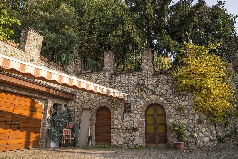 Historische Villa mit kleinem Weingut in erhabener Lage in Coccaglio - Lago d'Iseo