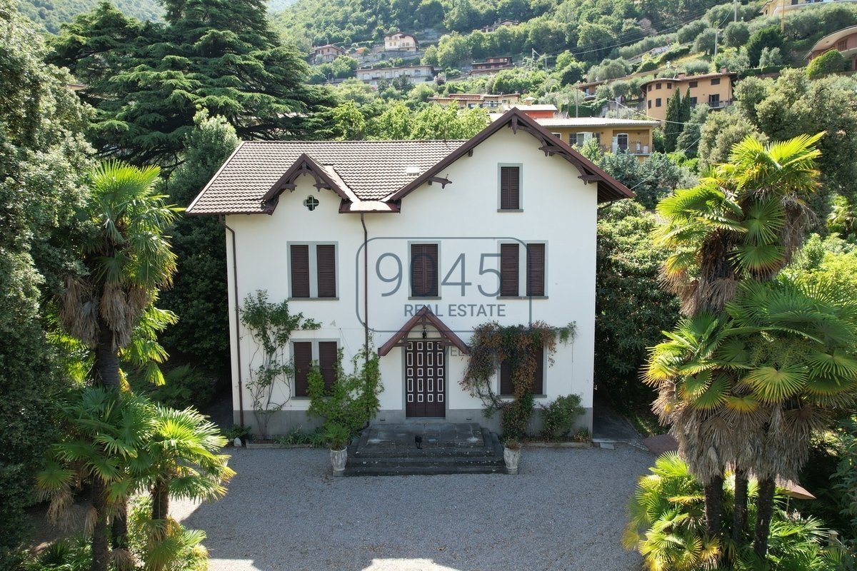 Villa mit Seeblick und eigenem Park in Tavernola Bergamasca - Lago d'Iseo