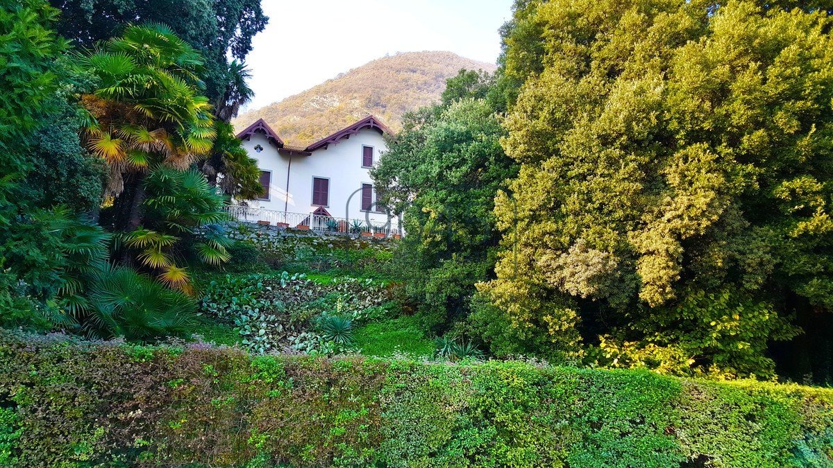 Villa mit Seeblick und eigenem Park in Tavernola Bergamasca - Lago d'Iseo