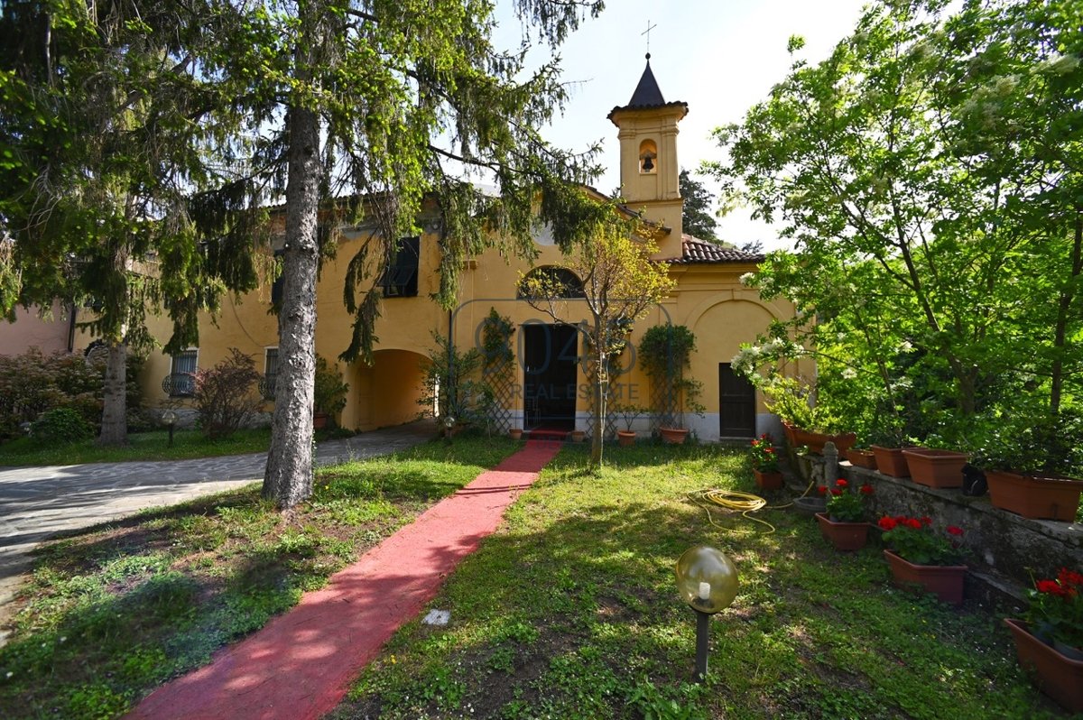 Burg aus dem 12. -14. Jh. im oberen Scrivia-Tal in der Ortschaft Piano in Isola del Cantone - Ligurien