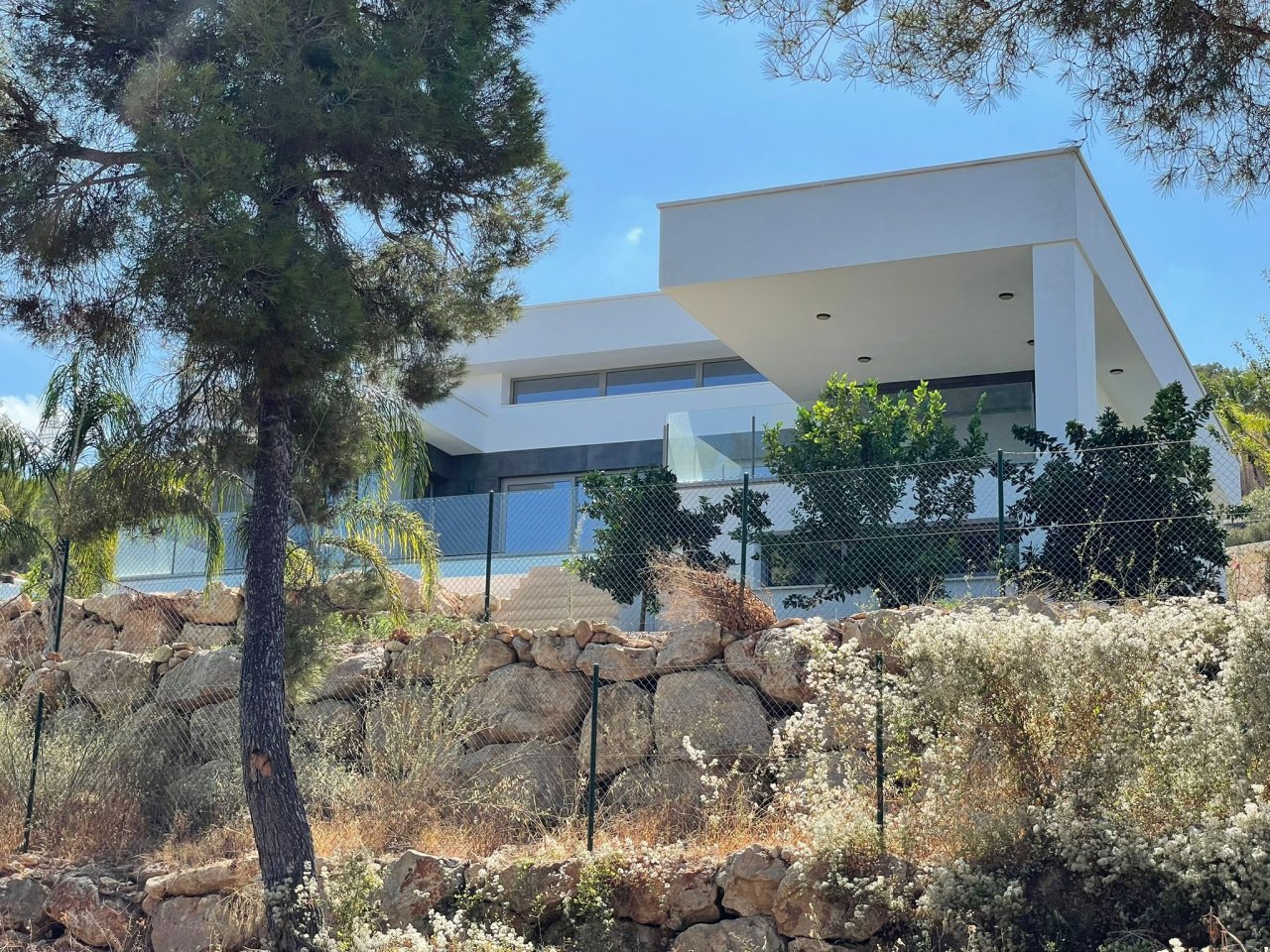 Well designed modern aesthetic luxury villaLocated in the area of Piver an excellent imposing propertyWith views to the montgo and to the seaThis n... 