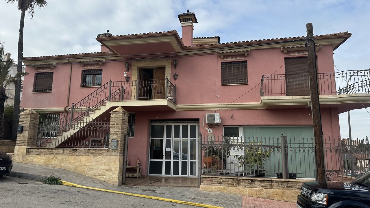 Commercial space of 932 m2 with access to the San Miguel de Salinas highway, currently divided into two commercial premises. it is located a few minut