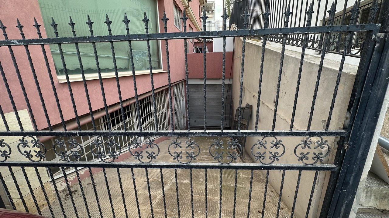 Commercial space of 932 m2 with access to the San Miguel de Salinas highway, currently divided into two commercial premises. it is located a few minut