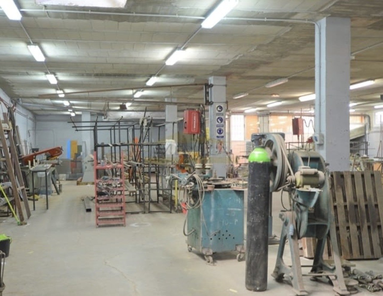 Commercial space of 932 m2 with access to the San Miguel de Salinas highway, currently divided into two commercial premises. it is located a few minut