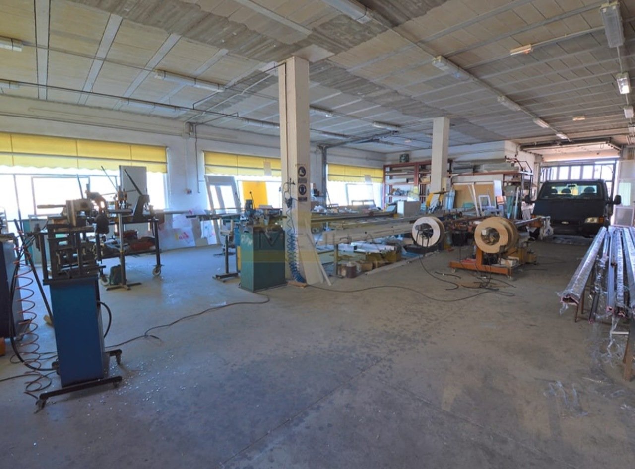 Commercial space of 932 m2 with access to the San Miguel de Salinas highway, currently divided into two commercial premises. it is located a few minut