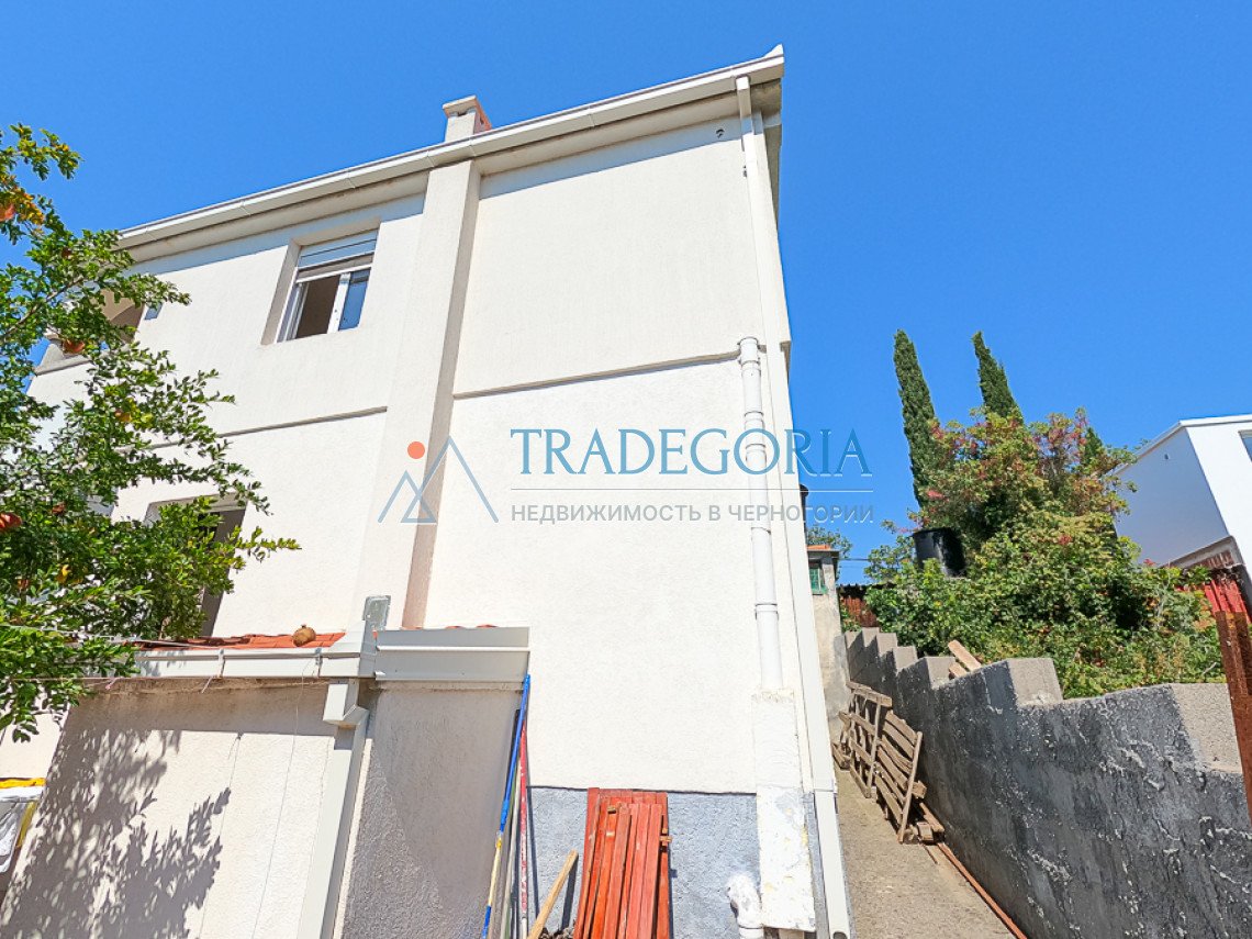 <p>Two-storey house near the sea in Hladna Uvala, Bar</p><div><p> Two-storey house 120m2 on a plot of 126m2 next to the sea in Hladna Uvala, Bar.</... 