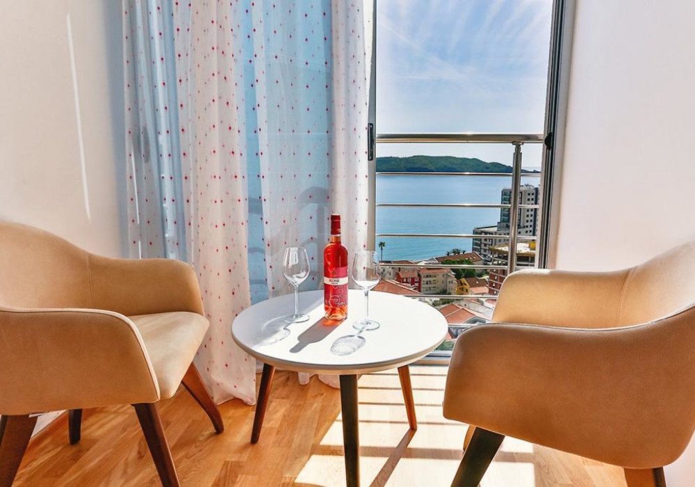 rafailovici: DescriptionBudva Riviera, Rafailovichi district. Apartment with one bedroomDistance to the sea 350mSea viewThe area is 90 sq.m.Bedrooms – oneBathro... 