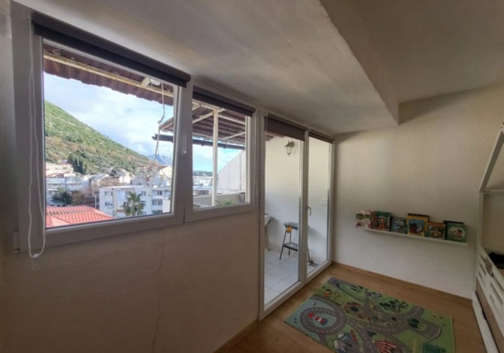 budva: Budva. A cozy two-bedroom apartment in a convenient locationThe distance to the sea is 600m.View of the mountains towards the sea and the cityThe a... 