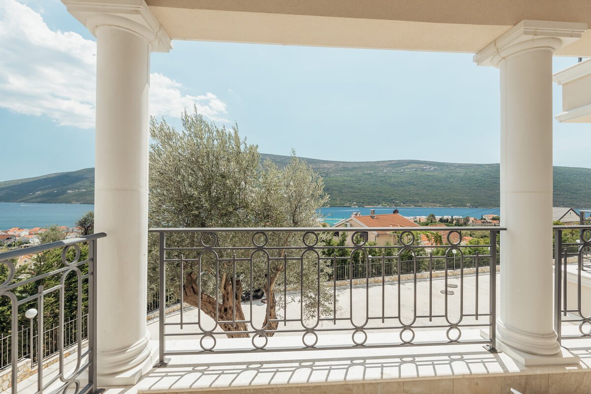 Herceg Novi: Apartment is located on floor 2 of the building in a Luxury Complex. The Complex consist out of 5 elegant buildings. In the neighbourhood there is ... 