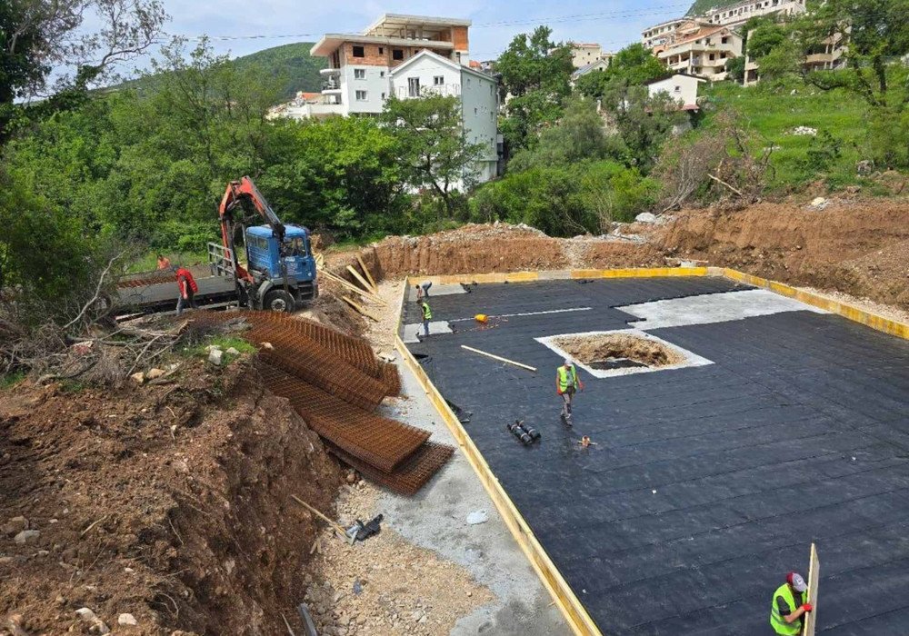 Budva. A new residential building under construction with a swimming poolThe distance to the sea is 900m.The deadline for completion of constructio...