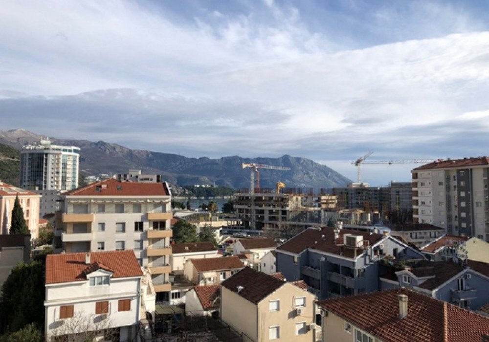 budva: Lot 7999DescriptionBudva, Center. Apartment with two bedrooms.Distance to the sea 200m.View towards the sea, mountains and surroundingsArea 87 sq.m... 