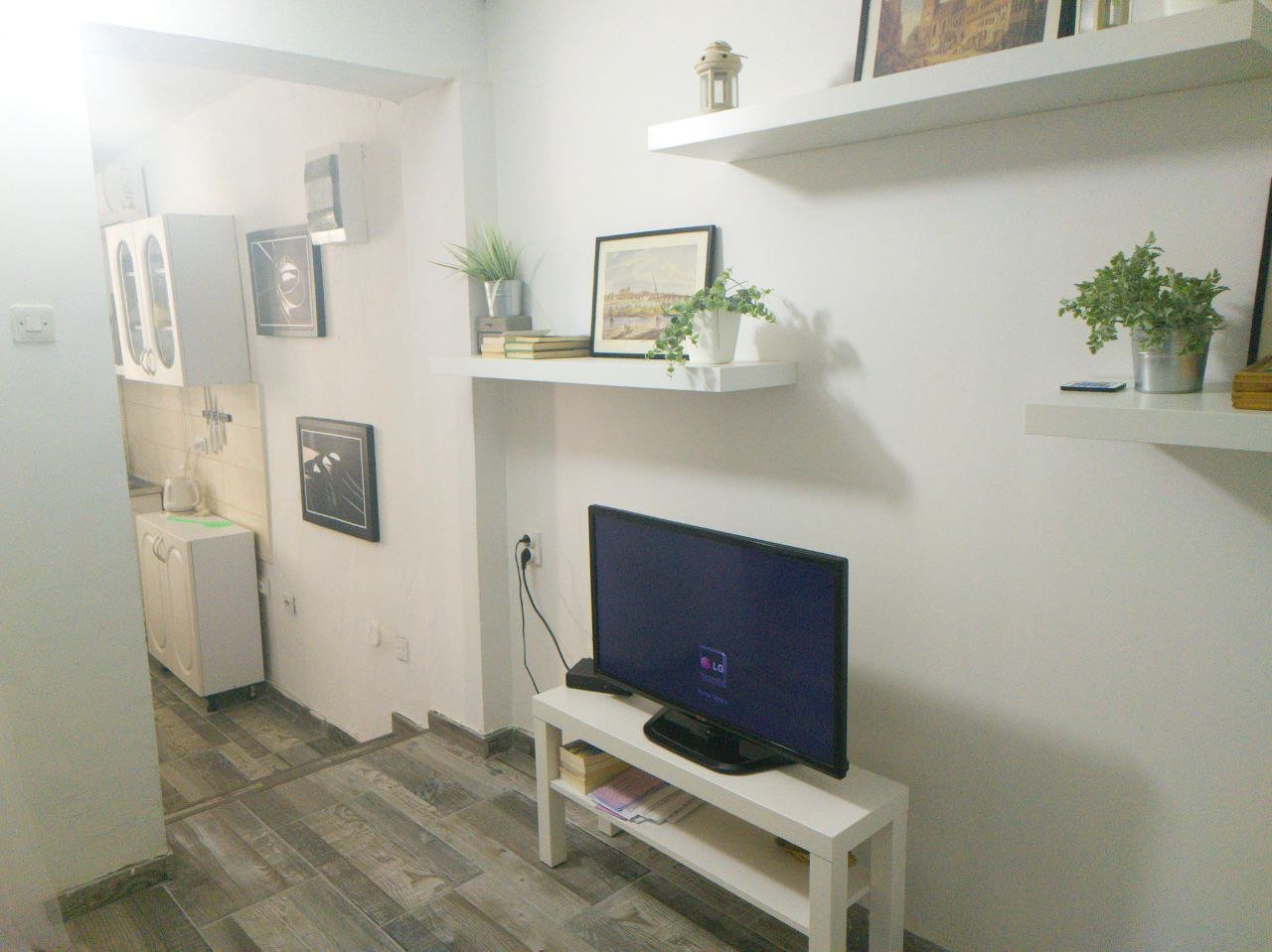 House with two apartments in Becici<br><br><p>We offer for sale a house with two apartments in the town of Becici, overlooking the mountains. The h...