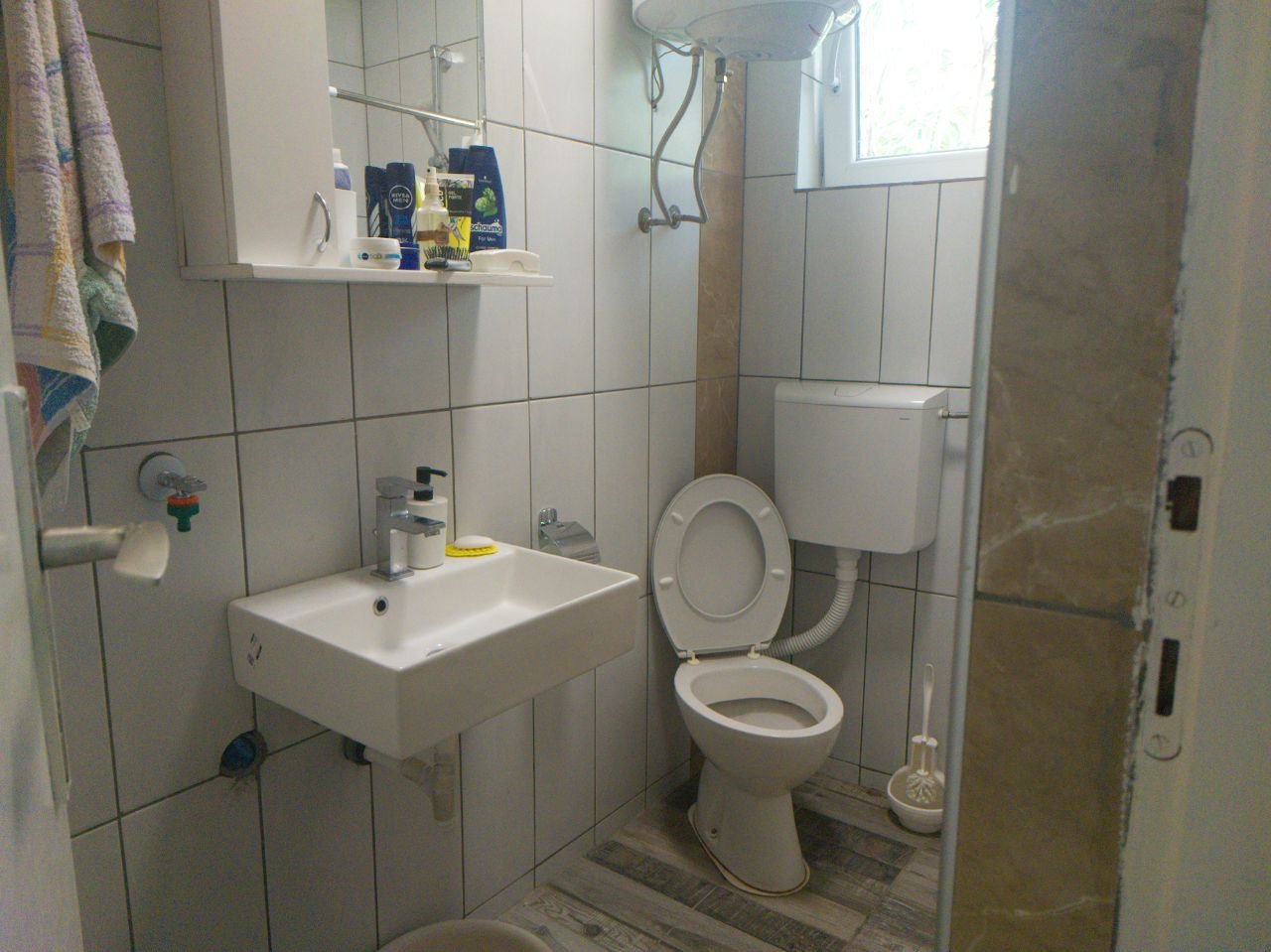 House with two apartments in Becici<br><br><p>We offer for sale a house with two apartments in the town of Becici, overlooking the mountains. The h...