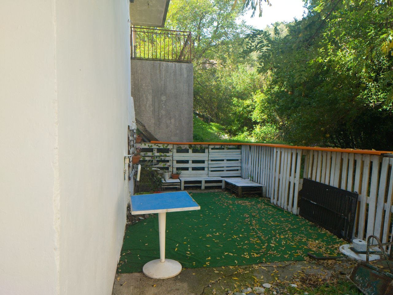 House with two apartments in Becici<br><br><p>We offer for sale a house with two apartments in the town of Becici, overlooking the mountains. The h...