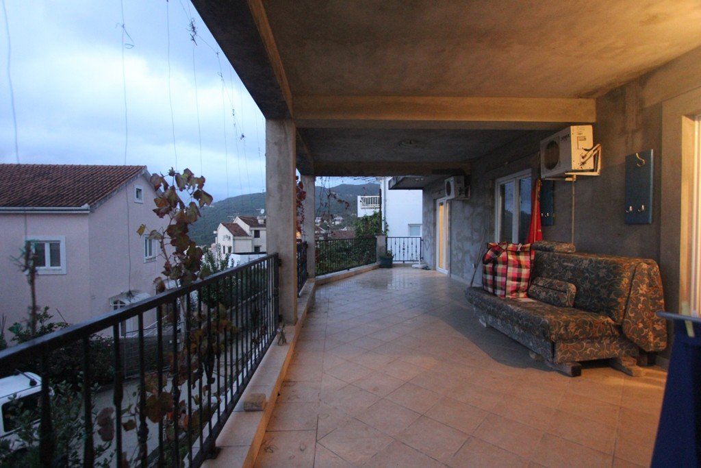 A furnished house in Topla<br><br><p>House for sale in the area of Topla, nearby the city of the Herceg Novi. The location of the house is 700 mete...