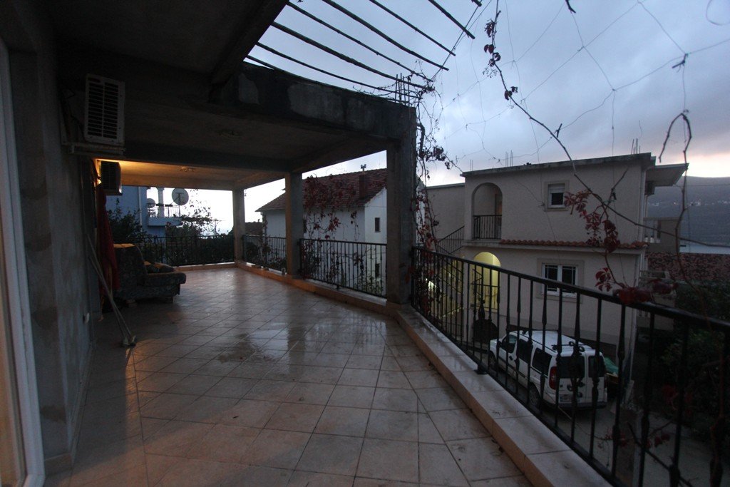 A furnished house in Topla<br><br><p>House for sale in the area of Topla, nearby the city of the Herceg Novi. The location of the house is 700 mete...