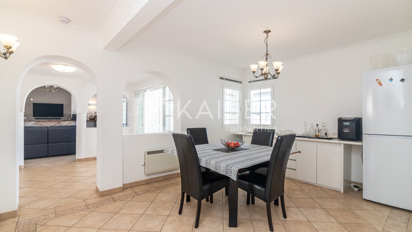 Virtuelle Tour | Video | Home Staging
Diese helle einstöckige traditionelle Villa mit Pool, Garten, Carport, 2 Eingängen und Meerblick sowie Blick übe