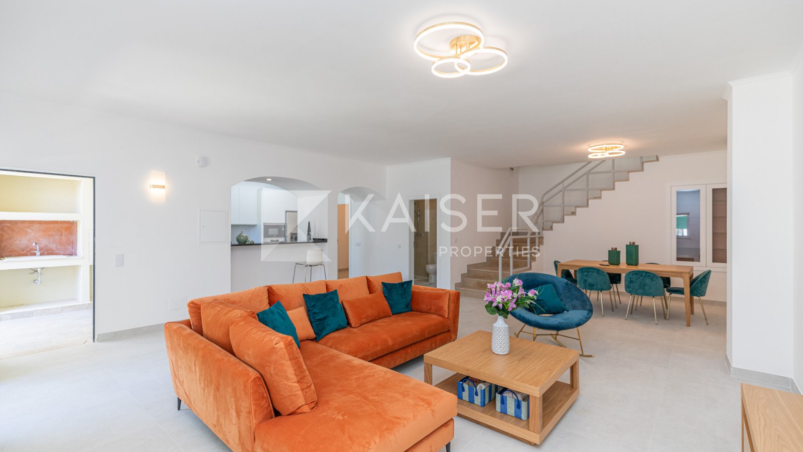 Cosy 3-bedroom townhouse in a tranquil estate in the centre of Albufeira, close to Praia de Albufeira e Praia dos Alemães, at walking distance from...